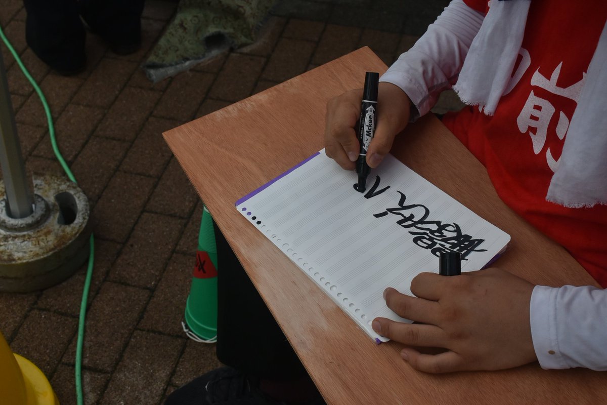 superkoujirou's tweet photo. 【即興！おまえ甲子園】
会場ではいつでもコウジロウと話せます。話を聞いたら即興でその人の応援歌を作って、一対一で応援します。
10分だけ客前に立たせてもらったので、みんなで"今降ってる雨を止ませる歌"を作って大声で歌いました。雨はひどくなりました。良かったです。

(写真：上田陽子) https://t.co/gWoQYNqfSm
