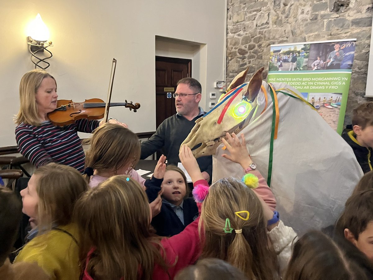 Menter Bro Morgannwg (@mibromorgannwg) on Twitter photo Diolch i bawb am ddod i ddathlu’r Hen Galan ar nos Wener yn y Bontfaen! Thanks to <a href="/iolo_morganwg/">IoloMorganwg</a> & <a href="/YGBroMorgannwg/">Ysgol Y Fro-Uwchradd</a> for taking part to celebrate with the Mari Lwyd & raise funds for <a href="/macmillancancer/">Macmillan Cancer Support</a> Diolch i bawb am ddod i ddathlu’r Hen Galan ar nos Wener yn y Bontfaen! Thanks to <a href="/iolo_morganwg/">IoloMorganwg</a> & <a href="/YGBroMorgannwg/">Ysgol Y Fro-Uwchradd</a> for taking part to celebrate with the Mari Lwyd & raise funds for <a href="/macmillancancer/">Macmillan Cancer Support</a>