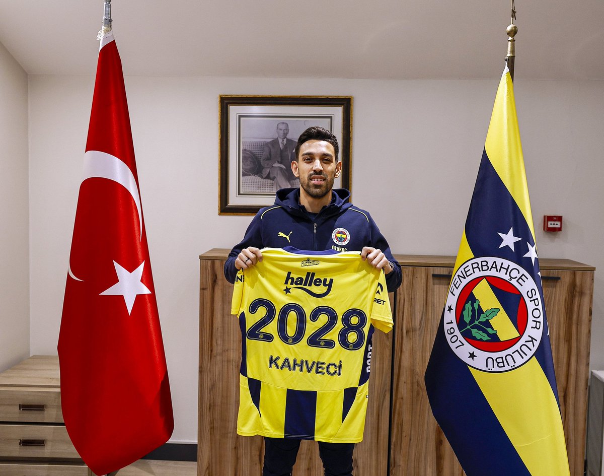 TekYolFener's tweet photo. İrfan Can Kahveci: "Fenerbahçe; hayalim, ailem, gururum. Hayallerimde bile daha güzel bir duygu, buranın bir parçası olmak. Ailemi burada kurdum, çocuklarım oldu. Birlikte iyi günlerimiz de oldu, kötü günlerimiz de. Ama asla aile olmaktan vazgeçmedik. Yarım kalan bir şeyler var; burada şampiyonluklar kazanmaktan başka hiçbir şey yok aklımda. Bu camia, her şeyin en güzelini hak ediyor. İyi ki Fenerbahçe."