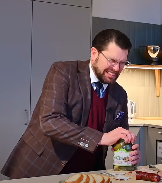 Max V Karlsson tweet media