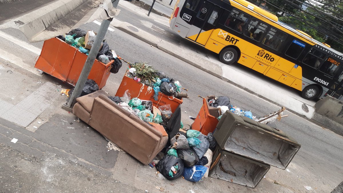 leo_oleal's tweet photo. Bom dia, @Prefeitura_Rio! O fedor de lixo na minha porta, na manhã desse domingo, já esta com tudo. A @comlurbcomunica colocou três contêiners aqui; para ficar nojento ao extremo. https://t.co/a2AyfNreDZ