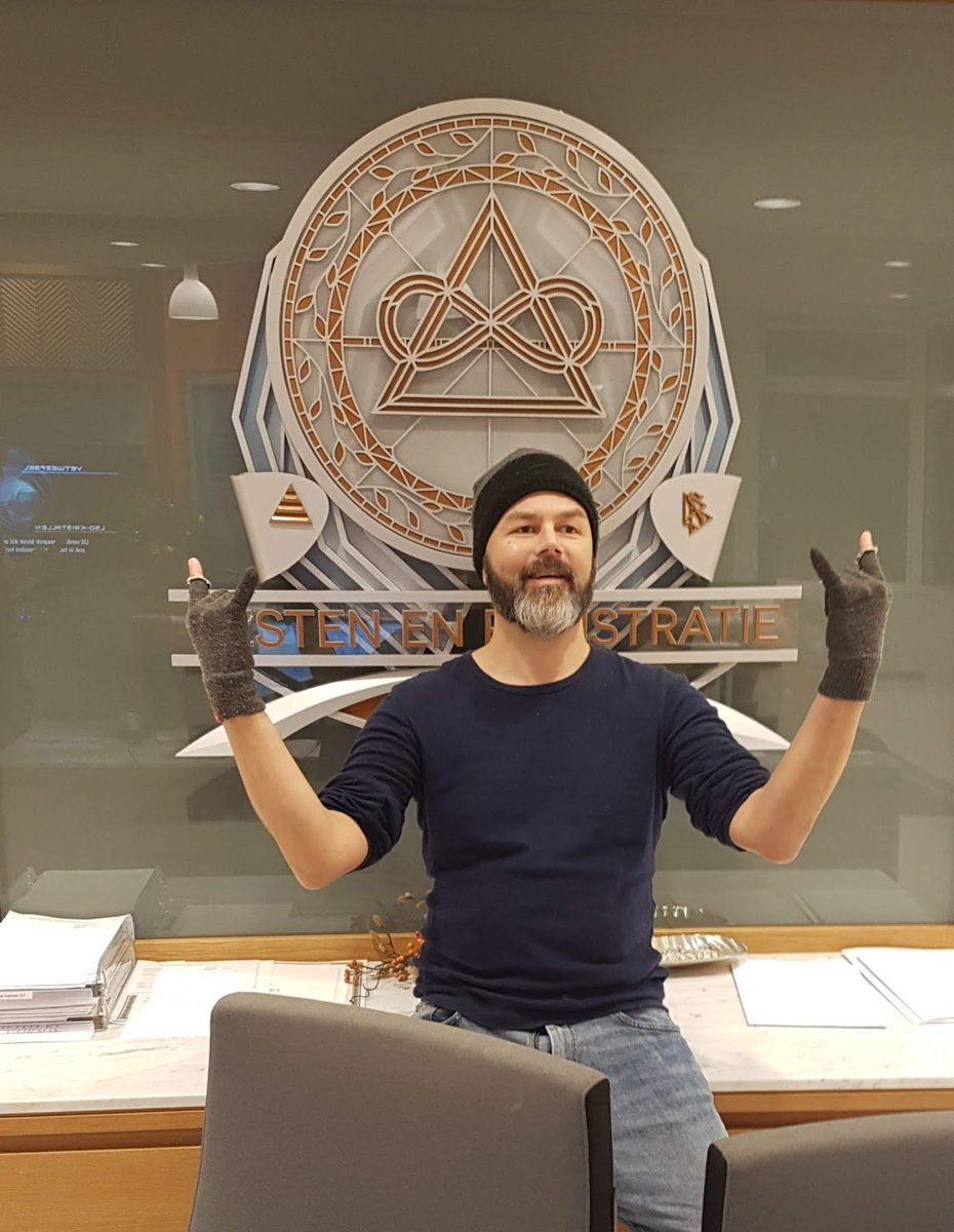 Throwback van Google foto's naar die keer dat ik  bij Scientology binnenliep en 'HOI OPLICHTERS!' riep en ze de politie belden en uitgebreid foto's van me gingen staan nemen en en ik zei 'Do your worst assholes en maak er dan ook eentje van mij met mijn eigen telefoon.' 😁😁😁