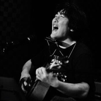 wabuto2018's tweet photo. 【お仕事報告】
和歌山随一(と僕は思ってる)のフォークシンガー・松本陽太(＠seazoo730)氏の1stアルバム「思い出は安らかに眠る」、ジャケット絵を担当しました！(帯は違う)

陽太さんとの出会いはなんと15年近く前、中口が小学4、5年生のころにまでに遡りまして。ああノスタルジーはつづく↓ https://t.co/C2VZV3mblM