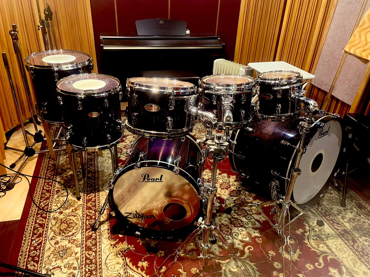 【MNG】
盟友ドラマー聖也(<a href="/f_seiya_drums/">聖也</a>) から彼の宝物のドラムセット(Pearl Reference)を譲り受ける事になりました。
彼の魂が込められたこのセット、一生大切に使わせていただきます。
