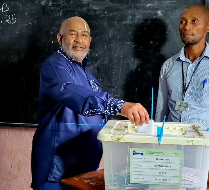 thecomorosKM's tweet photo. HE President @PR_AZALI, accompanied by the first Lady, voted earlier this morning for the parlement &amp; municipal election. https://t.co/0RnkotrIK4
