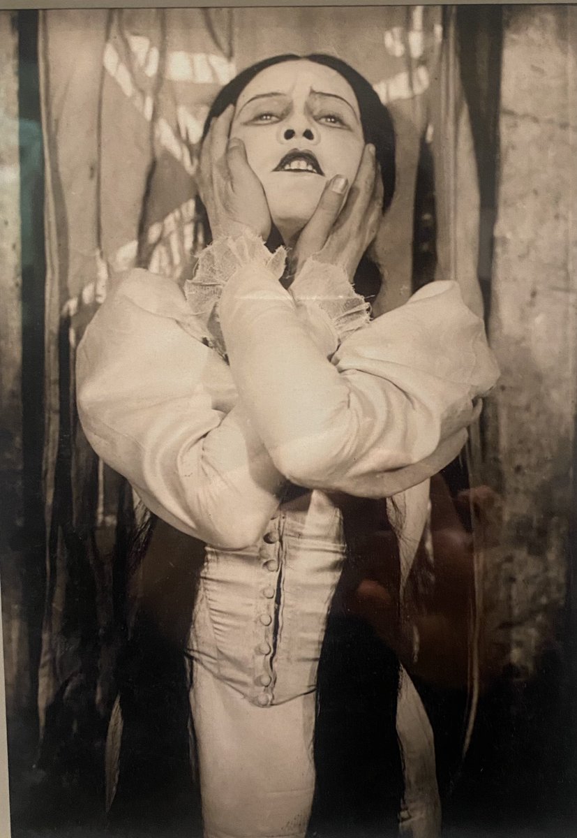 po_petit's tweet photo. Exposition au musée d’Art et d’Histoire du Judaïsme @mahjparis « Le Dibbouk. Fantôme du monde disparu ». Très belle exposition qui retrace la création de la pièce de théâtre de Shalom Anski puis de son héritage à travers le temps. Envoûtant…

#Dibbouk #Exposition #Paris #Dibbuk https://t.co/nU6KS24mdm