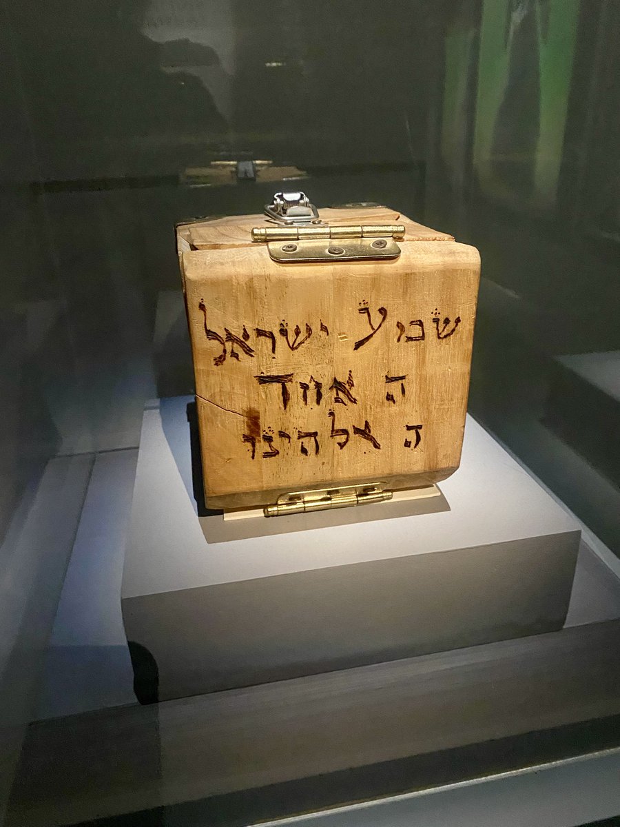 Exposition au musée d’Art et d’Histoire du Judaïsme <a href="/mahjparis/">mahJ</a> « Le Dibbouk. Fantôme du monde disparu ». Très belle exposition qui retrace la création de la pièce de théâtre de Shalom Anski puis de son héritage à travers le temps. Envoûtant…

#Dibbouk #Exposition #Paris #Dibbuk