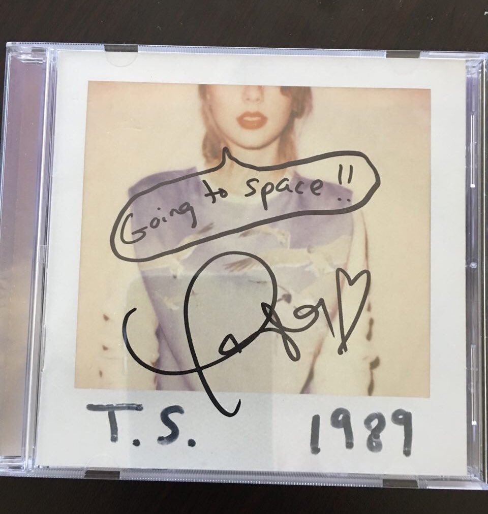 cryeyesviolet_'s tweet photo. this is unserious considering 1989 was literally sent to space, the world might end tomorrow and 1989 will still be out there in the universe https://t.co/93RY4p1iV8