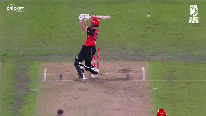 On debut, Harry Dixon was bowled by Siddle.  But it was a free hit, and the ball went to the rope!  📹 Credits: Twitter/BBL