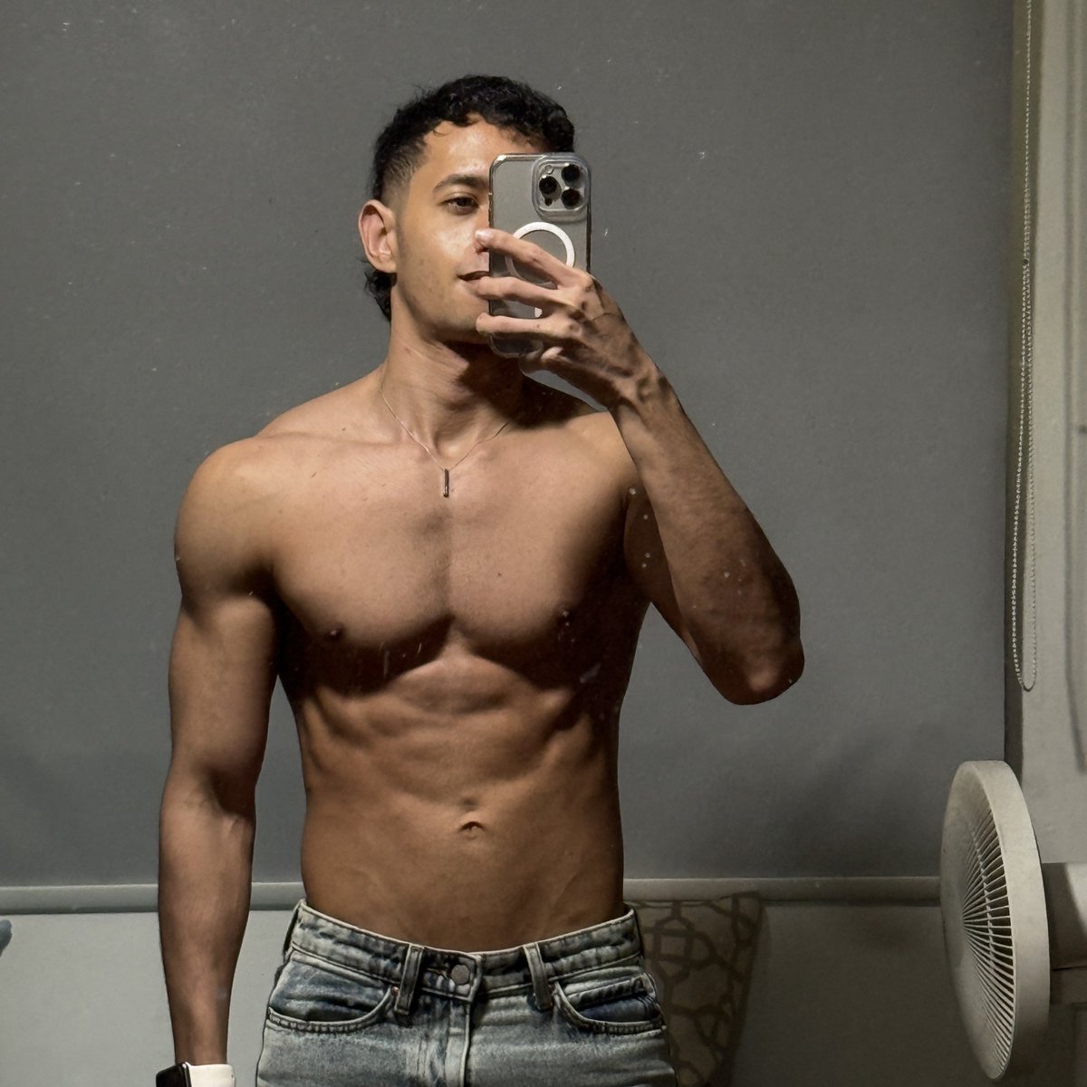 alisinthesis's tweet photo. Start of KL and end of KL

Binge eating and no training really didn’t affect me much. I’m grateful 🙏🏼 https://t.co/gDSZGKHcP9