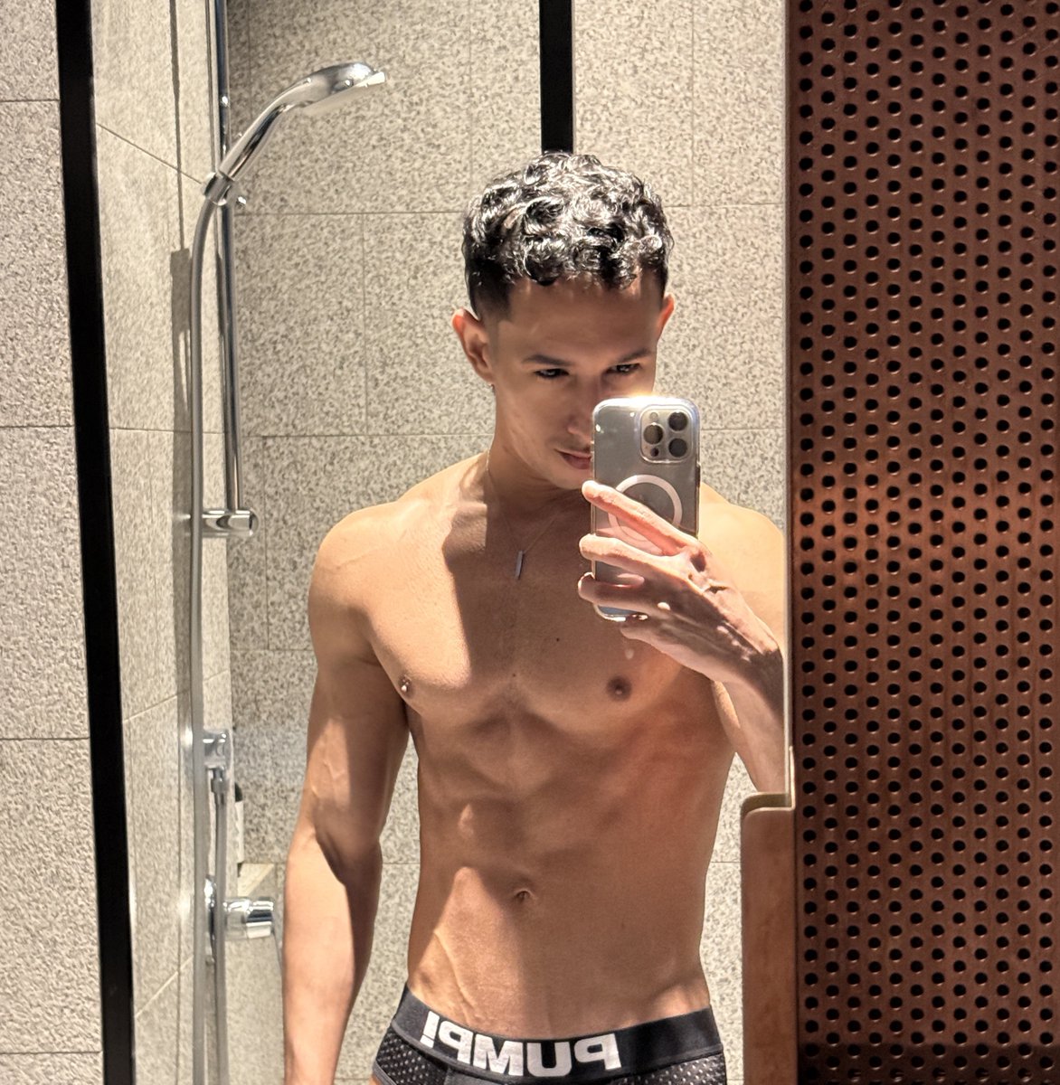 alisinthesis's tweet photo. Start of KL and end of KL

Binge eating and no training really didn’t affect me much. I’m grateful 🙏🏼 https://t.co/gDSZGKHcP9