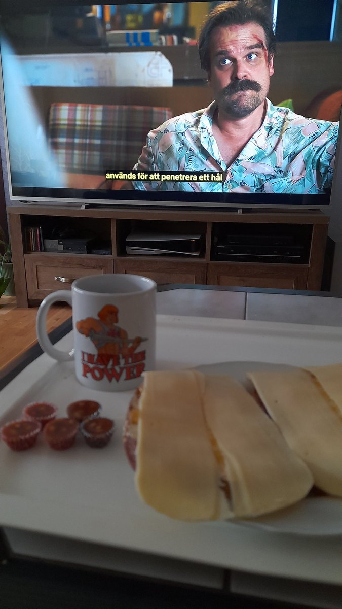 SwedishGamester's tweet photo. It's #LazySunday so I'm having a late #breakfast and continue bingewatching #StrangerThings! Didn't watch many episodes yesterday so I'm still on #StrangerThings3.
What are you doing today? https://t.co/FEGpCvYRPO