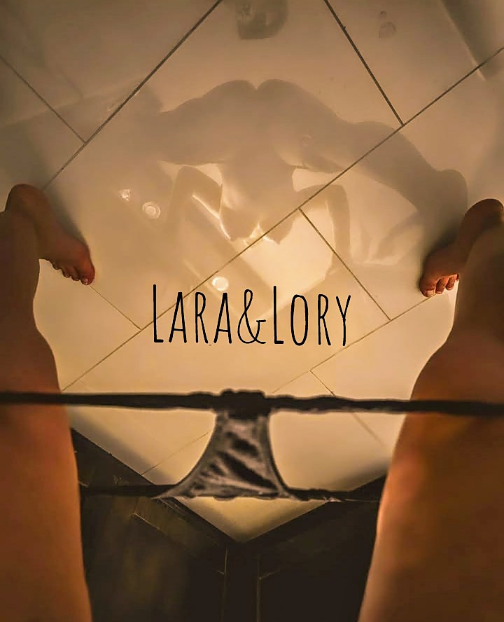 xBauBaux's tweet photo. Ma che bel riflesso che offre il bagnetto della mansarda... 😂😂😂😎😎😎 Lara&amp;Lory https://t.co/0uUPVuN6Py