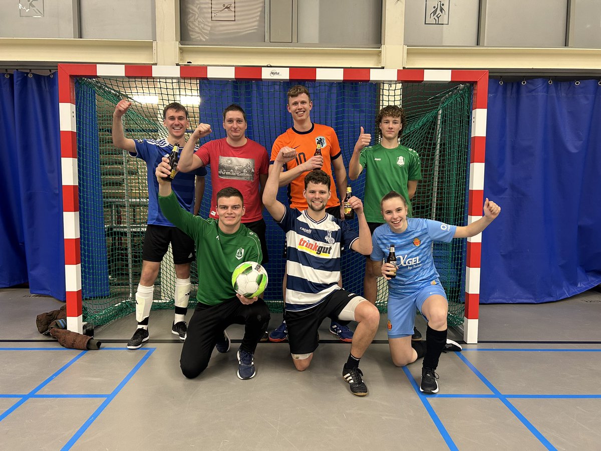 vvHJSC's tweet photo. Team Bari(Ramon, Pieter W., Jeanet, Herre, Toussaint, Jarno en Riemer) de winnaars van het sportieve HJSC zaalvoetbal toernooi in Woudsend👌#hjsc https://t.co/8OVGDcExdi