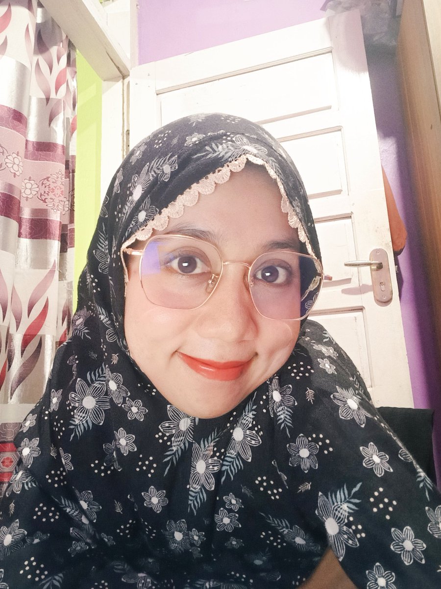 Ifasembiring's tweet photo. kacamata yang jarang banget dipake, sekali pake masih tetap berat haha https://t.co/dBzTtoBPOI