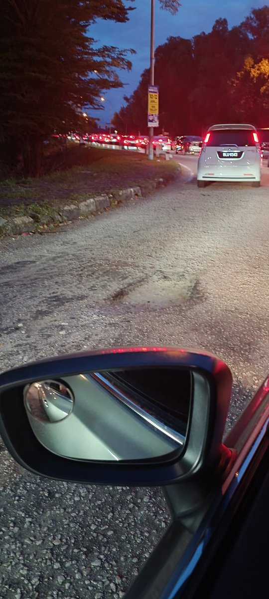 pohghin's tweet photo. Pothole at Persiaran Serdang Perdana in front of South City Plaza. #mbsj #jkr #Pothole #SeriKembangan #TamanSerdangPerdana https://t.co/ctxtB6J71L