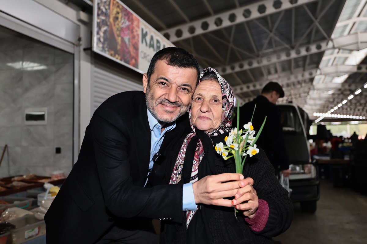 1200 Evler Pazaryeri'nde bu güzel pazar gününde hemşehrilerimiz ve esnaf kardeşlerimiz ile kucaklaştık.

Halkımızın yanında nabzını tutmaya, derdiyle dertlenmeye devam ediyoruz.