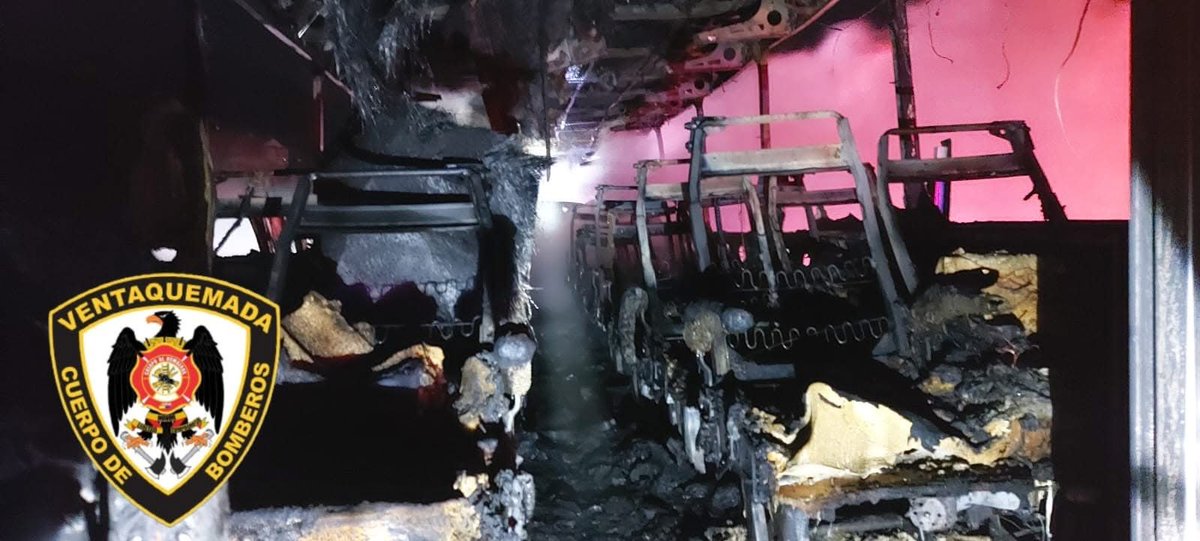 CaracolRadioTun's tweet photo. Un bus intermunicipal se incendió esta madrugada en la vía Bogotá - #Tunja, en la vereda Frutillo del municipio de #Ventaquemada. Bomberos controlaron la emergencia sin heridos ni víctimas. El vehículo sufrió daños del 90 % y las causas son investigadas por las autoridades https://t.co/eFMwHcIb64