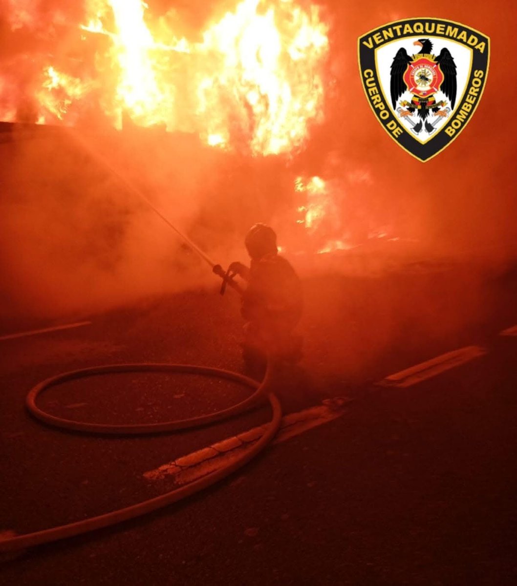 CaracolRadioTun's tweet photo. Un bus intermunicipal se incendió esta madrugada en la vía Bogotá - #Tunja, en la vereda Frutillo del municipio de #Ventaquemada. Bomberos controlaron la emergencia sin heridos ni víctimas. El vehículo sufrió daños del 90 % y las causas son investigadas por las autoridades https://t.co/eFMwHcIb64