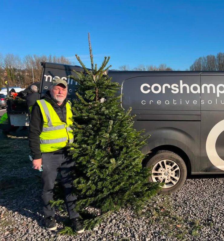 Well done to @bathrotary member Martin Clist <a href="/clisty66/">martinclist</a> from <a href="/corshamprint/">Corsham Print</a> who collected Christmas trees for re-cycling raising much needed funds for <a href="/DorothyHouseHC/">Dorothy House</a> …..