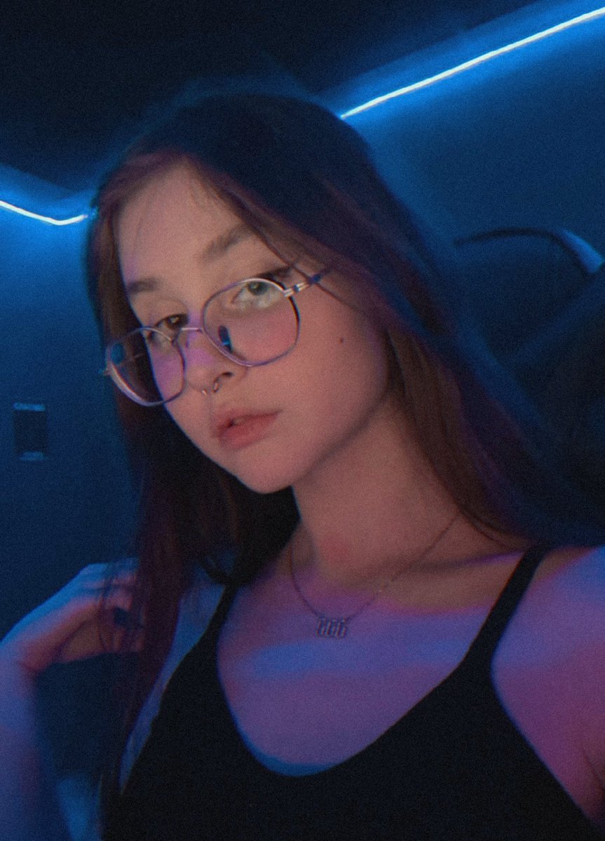 noeliawar's tweet photo. Me aburri del lol recomendarme juegos 🙏 https://t.co/8YNNQwpSmJ