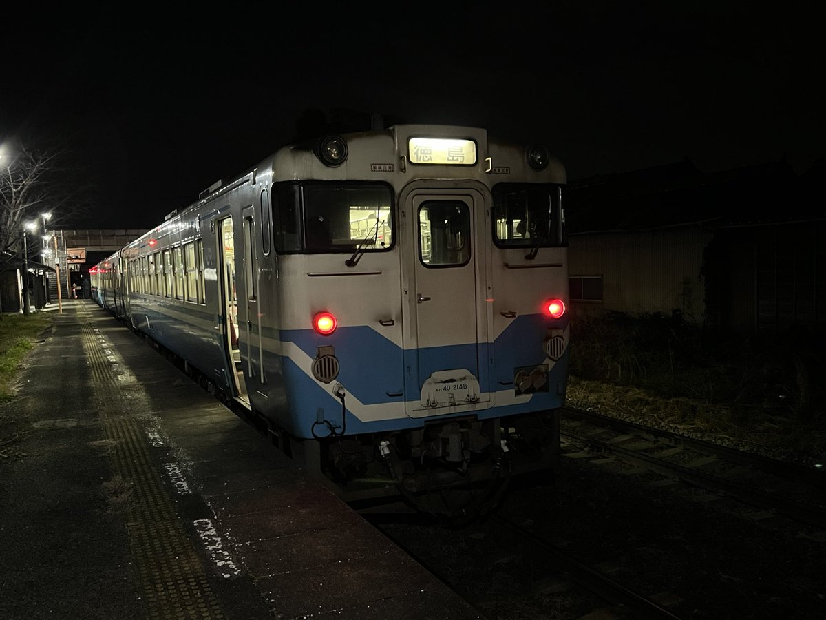 222tamatama's tweet photo. 高松1833発徳島（2109着） 行き #363D 普通列車で終点徳島まで向かってます。
編成は徳島方からキハ40 2145＋キハ47 171＋キハ40 2148です。
 讃岐相生から大坂峠を原型エンジンを唸らせながら越え徳島県に入りました。
坂東も寒いです。
#国鉄型車両
#キハ47
#キハ40
#JR四国
#四国再発見早トクきっぷ https://t.co/HypqQvoblv