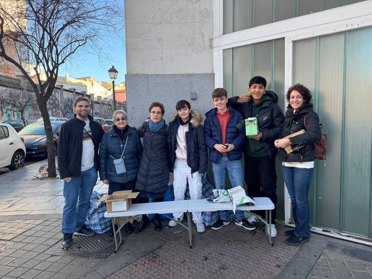 JMVLeganes's tweet photo. Magnífica experiencia de servicio de nuestros jóvenes de Bachillerato de @JMVLeganes en la glorieta de Embajadores en conjunto con el proyecto De Calle para la gente sin hogar. #somosvicencianos https://t.co/PIJ2ftTyuC