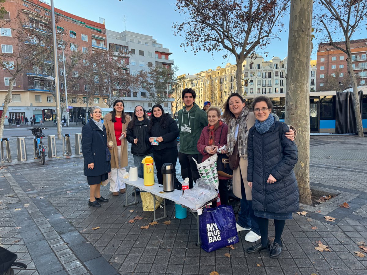 JMVLeganes's tweet photo. Magnífica experiencia de servicio de nuestros jóvenes de Bachillerato de @JMVLeganes en la glorieta de Embajadores en conjunto con el proyecto De Calle para la gente sin hogar. #somosvicencianos https://t.co/PIJ2ftTyuC