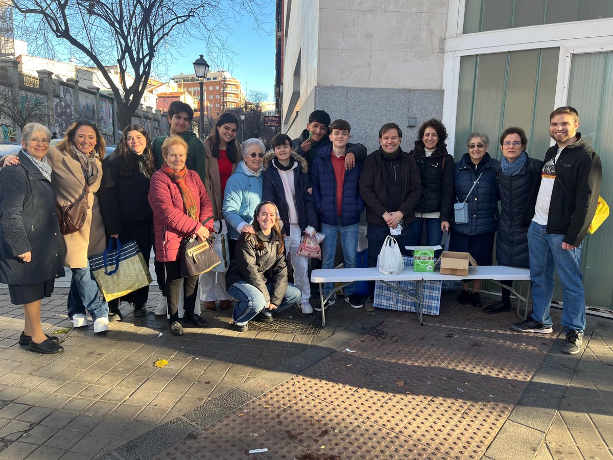 JMVLeganes's tweet photo. Magnífica experiencia de servicio de nuestros jóvenes de Bachillerato de @JMVLeganes en la glorieta de Embajadores en conjunto con el proyecto De Calle para la gente sin hogar. #somosvicencianos https://t.co/PIJ2ftTyuC