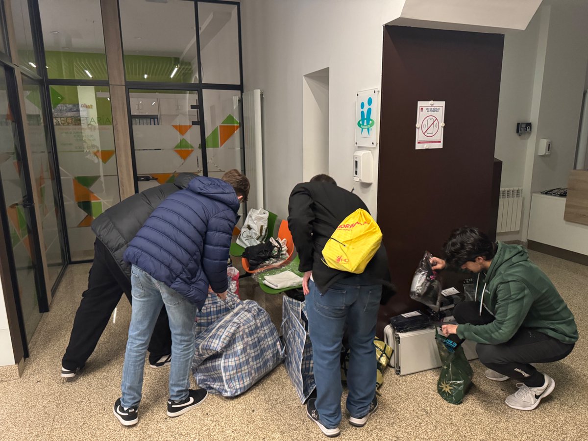 Magnífica experiencia de servicio de nuestros jóvenes de Bachillerato de <a href="/JMVLeganes/">JMV Leganés</a> en la glorieta de Embajadores en conjunto con el proyecto De Calle para la gente sin hogar. #somosvicencianos