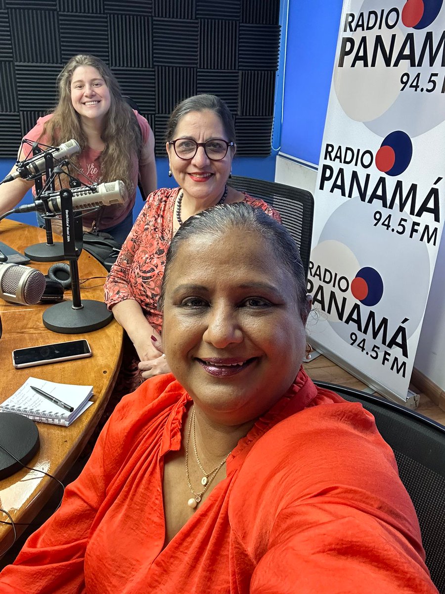 Pachifula's tweet photo. Ayer @f_chenc y yo invitamos a mi ben @NasimaBhana a @radiopanama eneñándonos el profesor @manoloalvarezc y en los controles Pinky Concepción y asistiendo @AmandaLahitteC https://t.co/IZijgQhyCy
