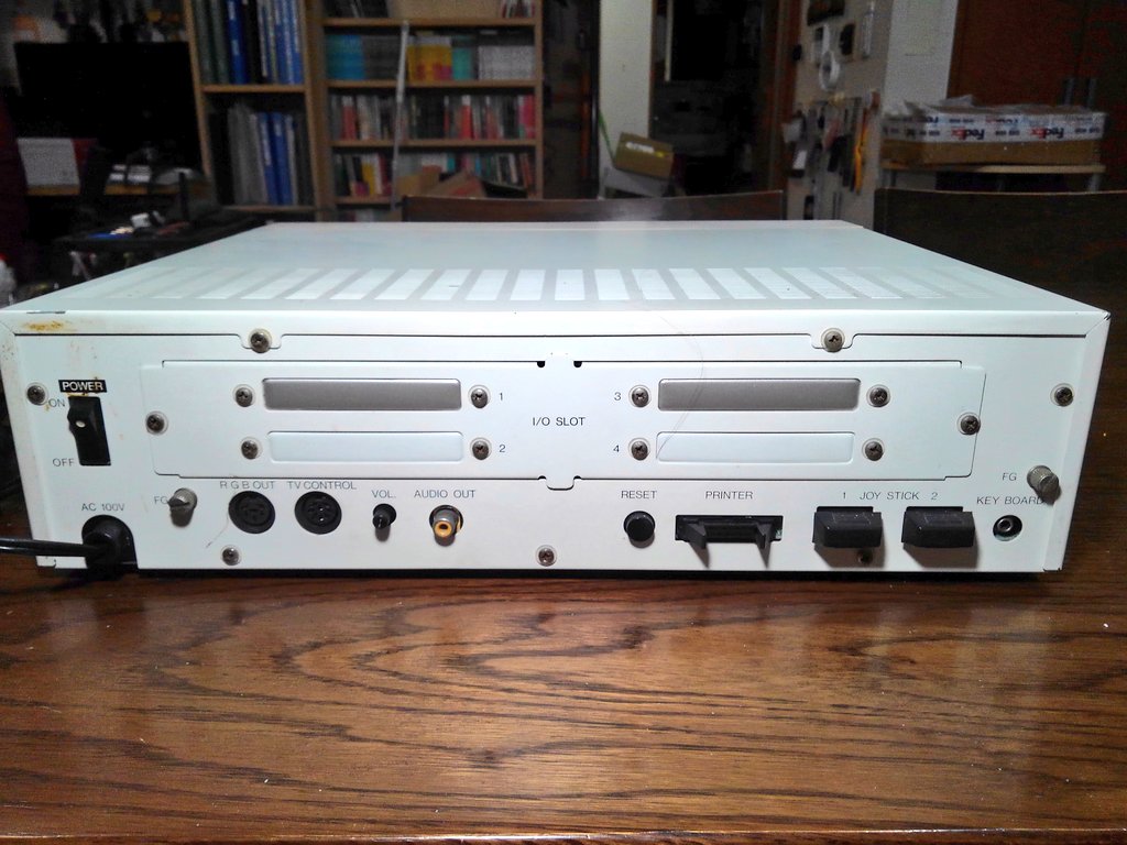 toshitada1973's tweet photo. 初代X1の3色目、スノーホワイトだよ。同色モニターには出会えてません。出会える気もしないけど…気長に待つしかないね。#CZ800C #X1 https://t.co/wPzFPOum3I