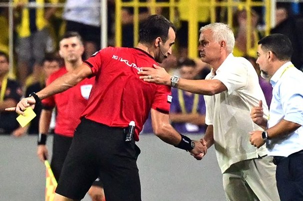 30 dakika içinde Atilla Karaoğlan

- Başakşehir oyuncusu Opoku'nun kırmızı kartını göstermedi.
- Galatasaray'ın net penaltısını vermedi.
- Yunus Akgün'e yapılan faulü vermedi, devamında Yunus'a kart gösterdi.
- Kart olmayan pozisyonda Torreira'ya kart gösterdi.
- Okan Buruk'a