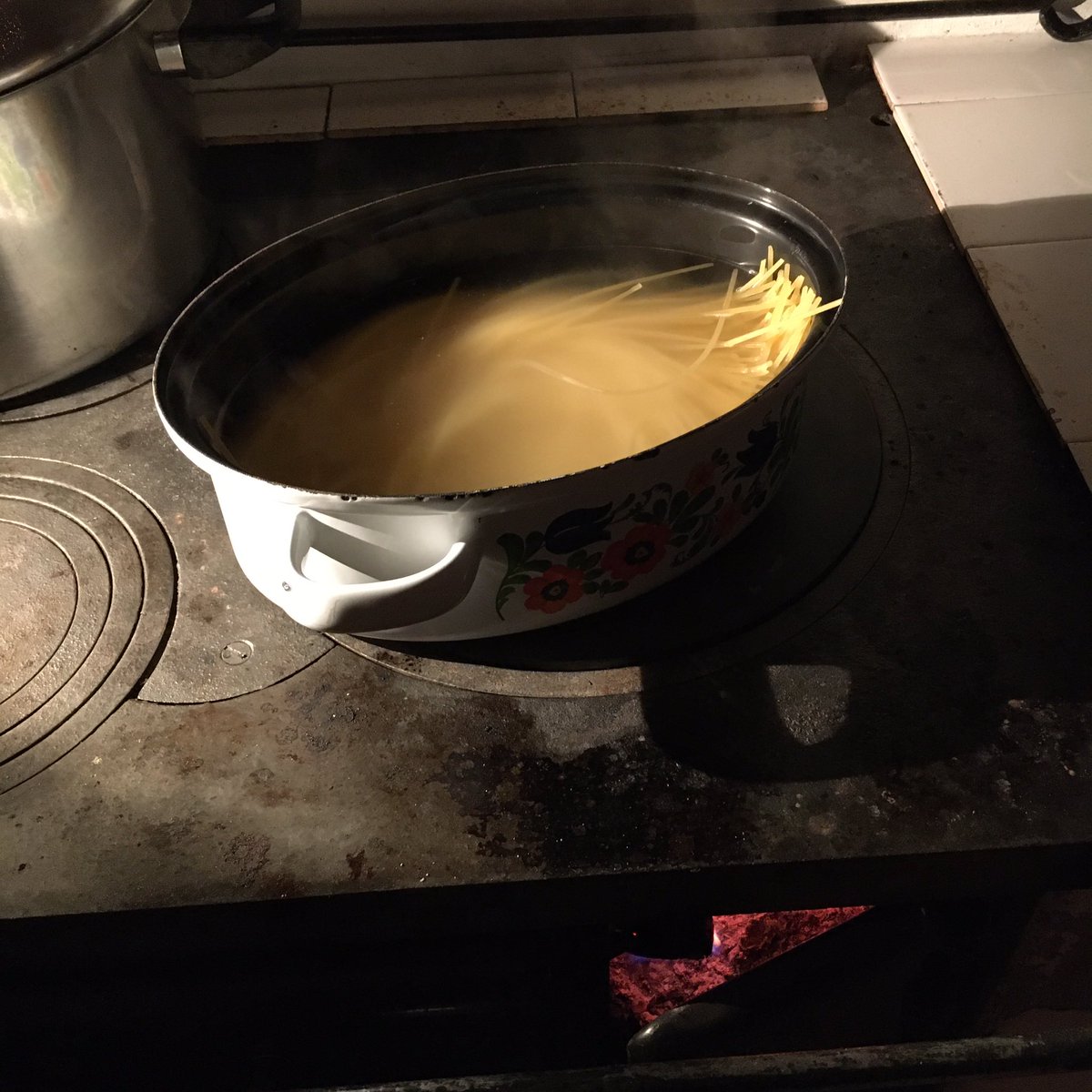 RenatheS's tweet photo. Det blir pasta med pesto i iväll.
Röd pesto för mig och grön pesto för min man. #hungrig https://t.co/ASyDzLZCiX
