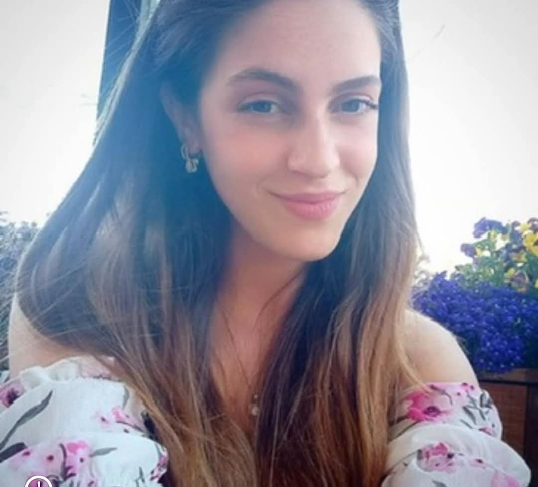 לפתע שיחה נכנסת לטלפון שלי ממספר ארוך עם קידומת מאוד מוזרה, ואני עונה ״הלו?״
מהצד השני נשמע קול מוכר עד כאב ״הי וויווש״.

לשנייה נשימתי נעתקת אבל אני מתאפסת ומסרבת לתת למוח לתעתע בי. לא יכול להיות. 
״מי זה?״ אני שואלת.
״זו אני, עמית״ היא עונה.
״לא יתכן״ אני אומרת.
״באמת, אני