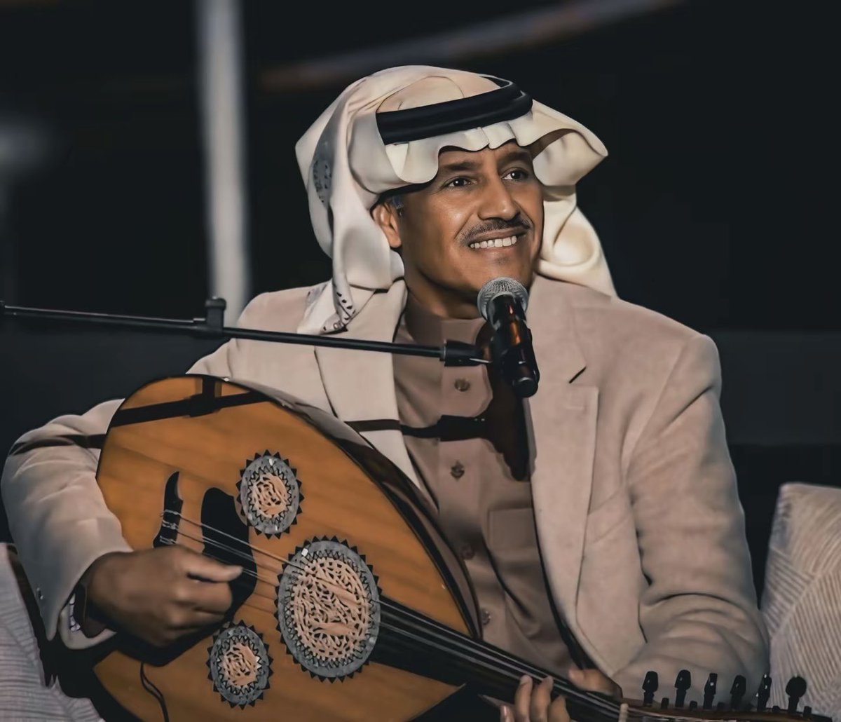 AbuHanad15's tweet photo. يقول خالد عبدالرحمن :

لو جمعت أيام عمري من فرح 
ما تساوي لحظه من وقتي معك .💔👌🏻 https://t.co/rs1Eiedo6C
