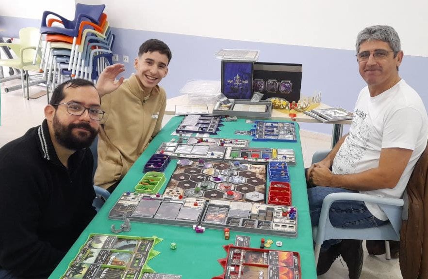 #acmueveficha os trae una versión Kickstarter de "Ascendancy", una experiencia 4X de estrategia basada en turnos para 1 a 6 jugadores.  Está inspirado en videojuegos clásicos como Final Fantasy, Heroes of Might &amp; Magic, Magic the Gathering y Fire Emblem.