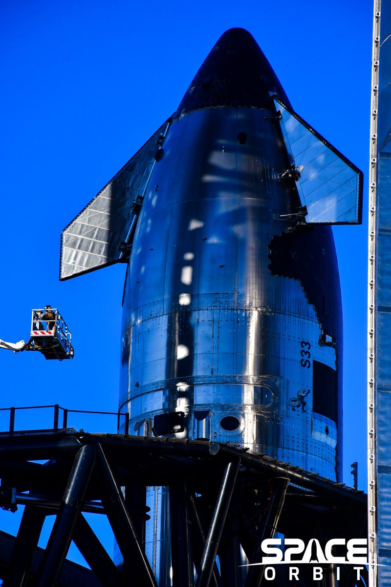 STARSHIP V2 EM DETALHES!
O bom de estar aqui no sul do Texas é que é possível tirar fotos incríveis dos veículos em diferentes ângulos e mostrar como é gigantesco.
Notem o tamanho das pessoas no cesto do lado esquerdo, e olha que é só o cone de nariz que está perto.
O Starship é