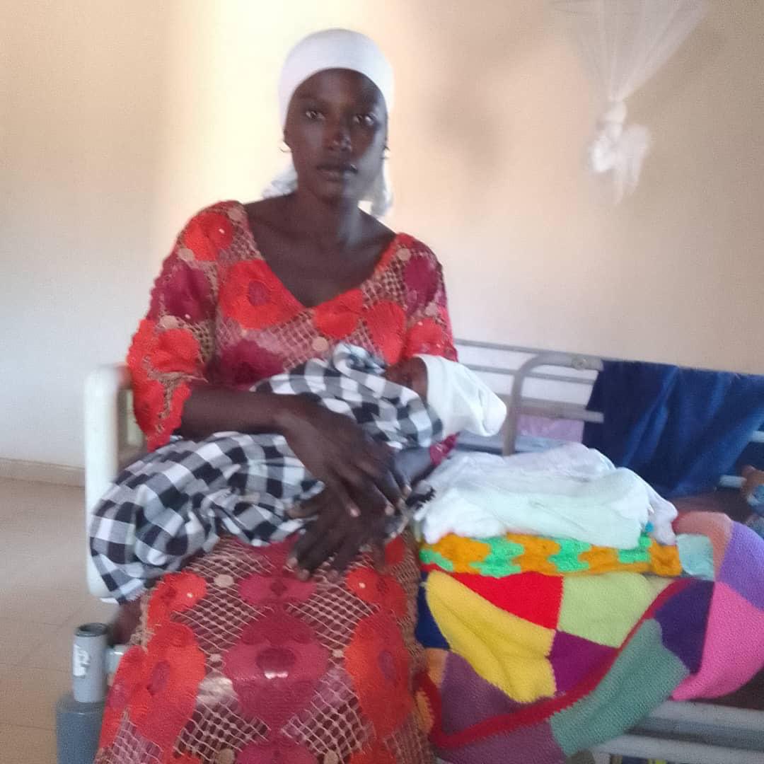 ProjectGambiaCL's tweet photo. New mums receive their baby packs at Bufalato clinic. Thank you to everyone who has donated baby clothes, nappies and knitted blankets . https://t.co/uWaHzxwhFu