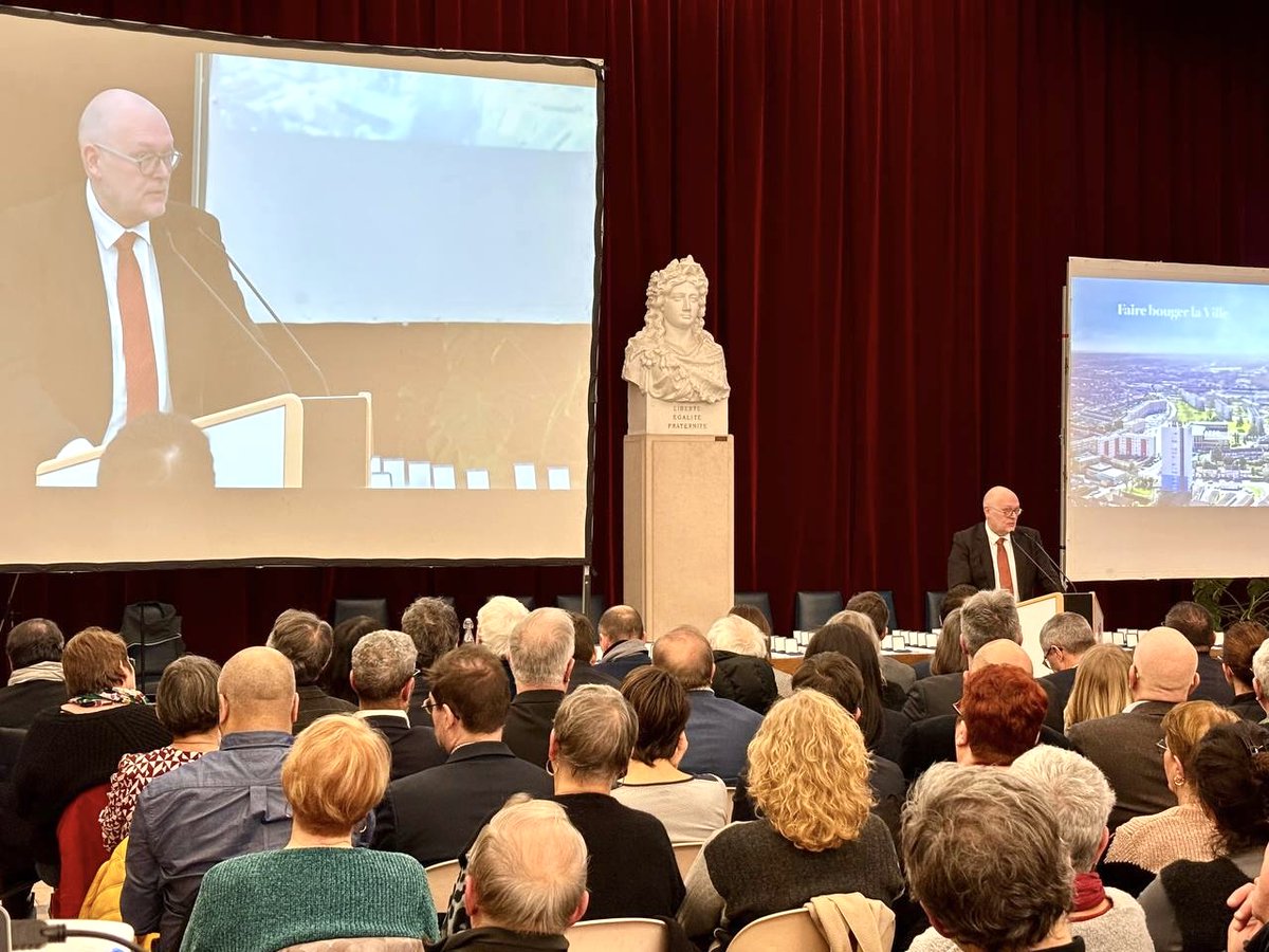 VSpillebout's tweet photo. #LOMME #VOEUX
✨ Quel plaisir de retrouver des centaines de Lommois réunis hier pour la traditionnelle cérémonie des vœux du Maire de Lomme !
👏 Un grand bravo aux 80 talents de notre ville qui ont été mis à l'honneur en recevant une médaille pour leur engagement exemplaire.
Ensemble, faisons de 2025 une année encore plus solidaire, dynamique et ambitieuse pour notre belle ville !
#FaireRespirerLomme #FaireRespirerLille