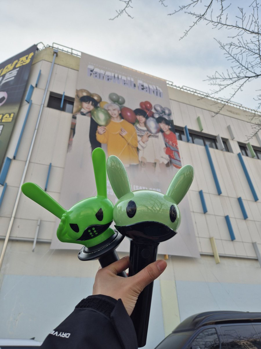 vipns_'s tweet photo. #BANG_JUNG_YOO_MOON #Farewell_Earth #BJYM_FarewellEarthInSeoulDay2 
Travelled to Korea for them! Ahhhh!!! Thank you for the lit performance 👍🔥👏😍🤘 https://t.co/Xqyf8oOfLW