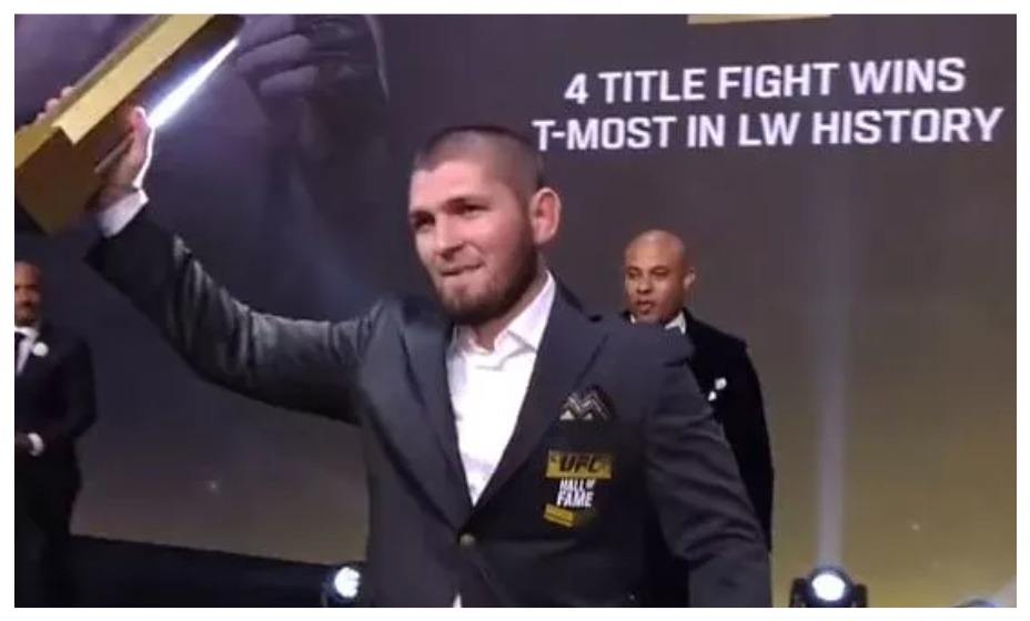 kpru's tweet image. Хабиб Нурмагомедов устроил скандал в самолете в США: его сняли с рейса

kp.ru/sports/smeshan…

Фото: скриншот UFC
#новости #ХабибНурмагомедов