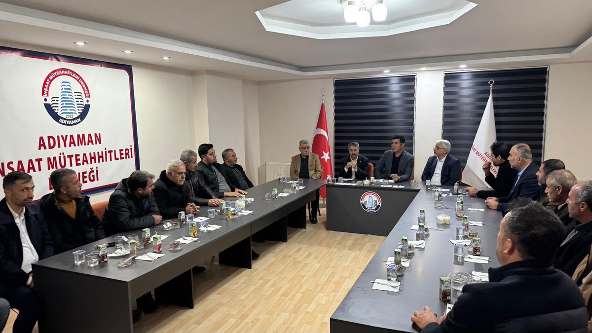 adimder2022's tweet photo. Ak parti Adıyaman Milletvekili Sn Mustafa Alkayış ve il başkanı Sn F. Bülent kaplan derneğimize ziyarette bulundular.Ziyarette deprem sonrası şehrin imarı, yapı sektörünün genel sorunları üzerine görüş alışverişinde bulunuldu. @Akparti @Mustafaalkayis @MercanTv02 @resulkurt34 https://t.co/X6dKMOYnrV