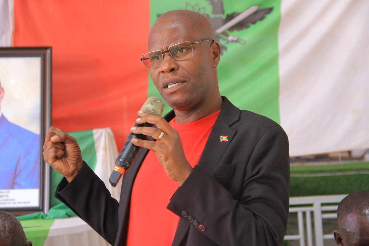 CnddFddBuhumuza's tweet photo. Ivyo bikorwa vyari vyatewe iteka n'umunyamabanga ntunganyabisata ajejwe iterambere mumugambwe @CnddFdd @NivyabandiM ,abanyamabanga murayo makomine n'abakuru b'umuhari w'Imbonerakure hamwe n'abasitanteri b'amakomine. 
@DorianeMunezero 
@NivyabandiM https://t.co/OAMzHoGhHM
