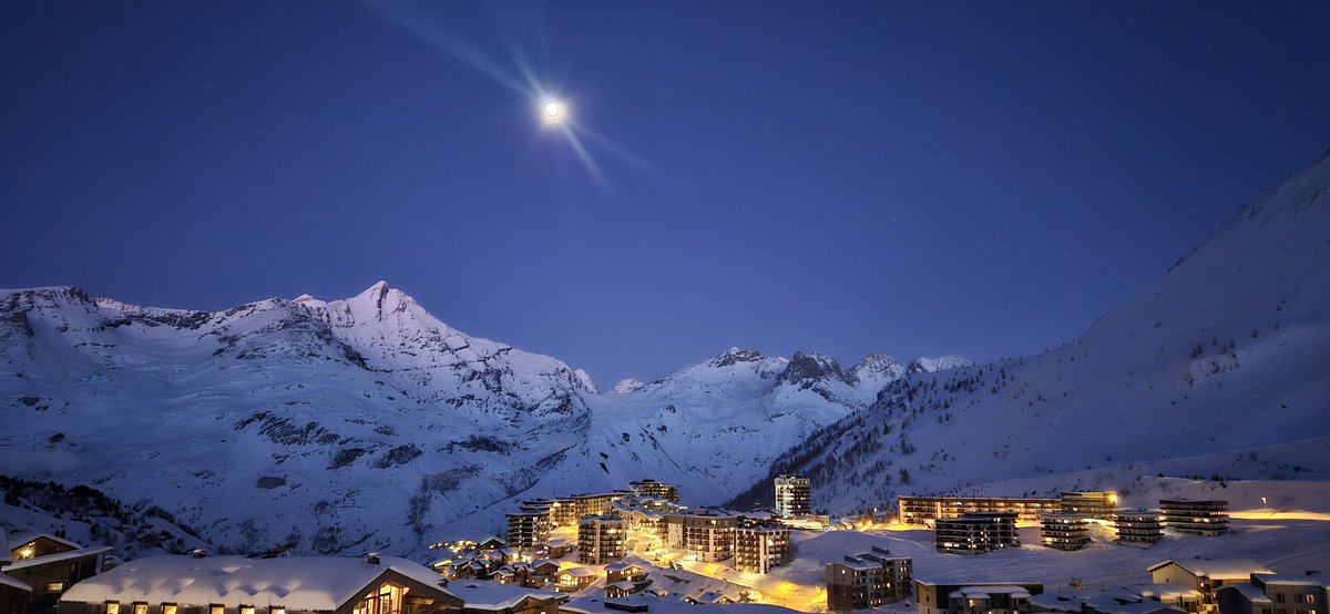 כשאלוהים ברא ת'חושך
הוא ברא לנו ירח
שיראו איך אנחנו בודדים
את הירח שם גבוה
שלא נוכל לנגוע
ויש כמה שעדיין מנסים

(אביב גפן)