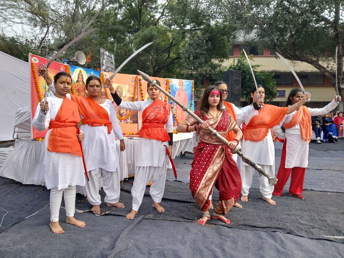 RamTyagiHindu's tweet photo. "शस्त्र दीक्षा का अर्थ है कि हमें अपनी रक्षा स्वयं करते हुए अपनी शक्ति का भी स्वयं ही प्रदर्शन करना है ! शस्त्र और शास्त्र दोनों धारण करने से विवेक जागता है और जब विवेक जागता है तो मातृभूमि और संस्कृति बचाने के लिए सामर्थ्य जागता है"
: सुश्री प्रज्ञा महाला, राष्ट्रीय संयोजिका (दुर्गावाहिनी)

विश्व हिंदू परिषद (विहिप) तत्वाधान में दुर्गावाहिनी दिल्ली प्रांत की तरफ से आज दिल्ली प्रांत की बहन बेटियों को आत्मरक्षा की दृष्टि से शस्त्र दीक्षा ग्रहण कार्यक्रम का आयोजन किया गया, जिसमें 02 हजार से अधिक बहनों ने सहभागिता की !

#विश्व_हिंदू_परिषद् #दुर्गावाहिनी #मातृशक्ति #दिल्ली #शस्त्र_दीक्षा #नाहरगढ़ #बजरंगदल