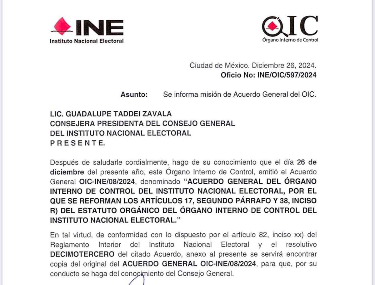 LuisCardenasMx's tweet photo. 🚨😱El Servicio Profesional del INE, ¿en peligro?

El Órgano Interno de Control del INE reforma y revoca los Lineamientos del Servicio Profesional, dejando en manos del nuevo Titular del OIC la emisión de un nuevo marco normativo.

Así, se va desmantelando uno de los pilares que garantizaba estabilidad y mérito en la base trabajadora. 🧵👇

1️⃣ A partir de la reforma, los Lineamientos del Servicio Profesional del OIC quedan abrogados.

2️⃣ Todos los cargos sujetos al Servicio Profesional en el OIC dejan de estarlo.

3️⃣ Las designaciones vigentes realizadas por el Comité del Servicio Profesional quedarán sin efecto al 31 de diciembre de 2024.

4️⃣ Todos los acuerdos previos emitidos por el Comité también pierden validez.

Este acuerdo, emitido en diciembre de 2024, deberá ser del conocimiento del Consejo General del INE.

Mientras tanto, la “colonización” de cargos continúa, evidenciando tensiones incluso entre los aliados del régimen actual. ¿El fin de un baluarte institucional? 👀
📸@ErnestoGuerra_