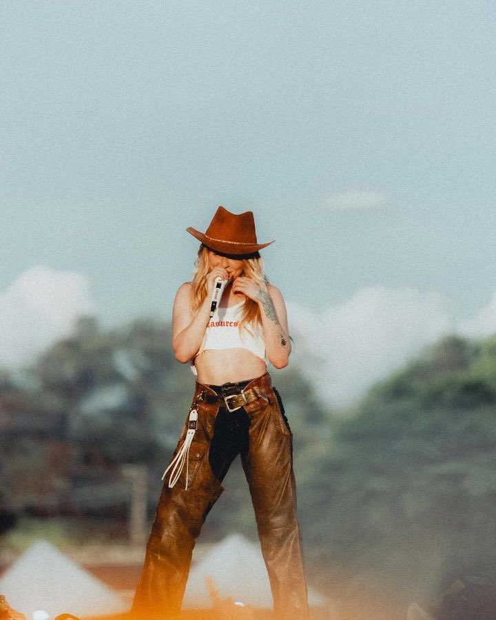 Sonzers seguem Sonzers 

Siga todos que RT e FAV este tweet 
Comentem “sdv”
Siga todos que estiver te seguindo 👍😁
Deem RT para chegar em mais fãs da lourinha✨

#followtrick #sonzers #fãclube #follow #follow4follow #seguedevolta #sdv