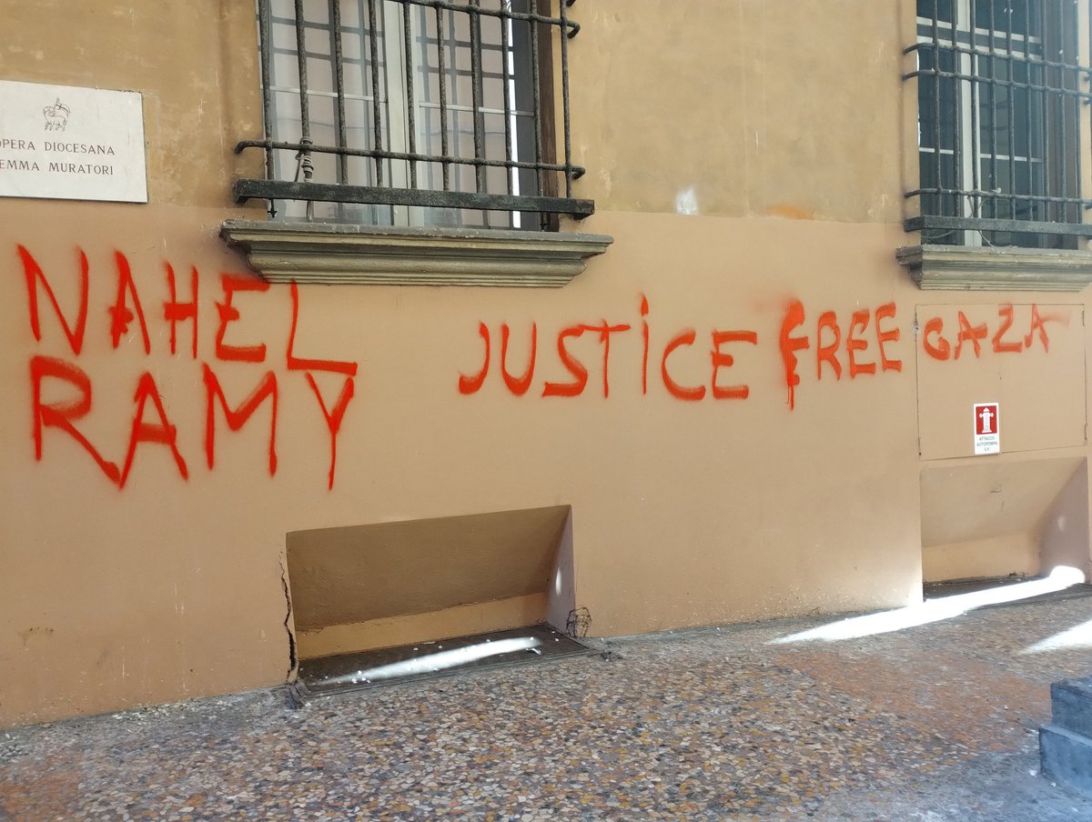 stebaraz's tweet photo. Pare che "l'assalto alla sinagoga" sia costituito da scritte "Free Gaza" sul muro di un palazzo Diocesano in una via dietro la sinagoga.

Nei primi giorni del 2025 Israele ha ucciso decine di bambini a Gaza ma nemmeno una parola.

Che delusione.

Foto di @mazzettam2 https://t.co/iUXVlJu7Q1