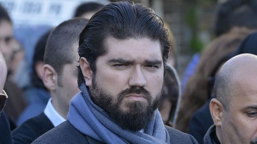 Elçin Sangu, Ayşe Barım iddialarıyla başlayan sektördeki tekelleşme gündemine ilişkin uzun bir açıklama metni paylaştı.

Açıklamasını alıntılayan Rasim Ozan Kütahyalı'ya da beklemediği bir cevap verdi. (FLOOD)